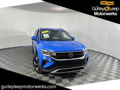 Used 2024 Volkswagen Taos SE w/ Panoramic Sunroof Package