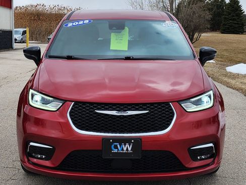 Used 2025 Chrysler Pacifica Select image 15