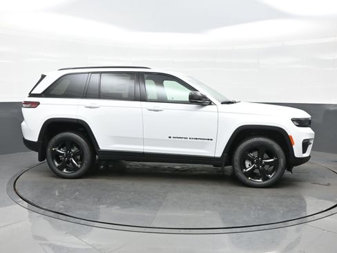 Used 2025 Jeep Grand Cherokee Limited w/ Black Appearance Package image 7
