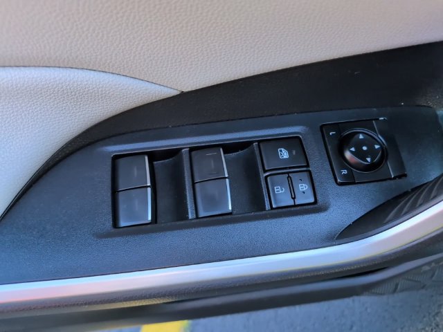 Used 2025 Toyota RAV4 XLE AWD/4WD image 12