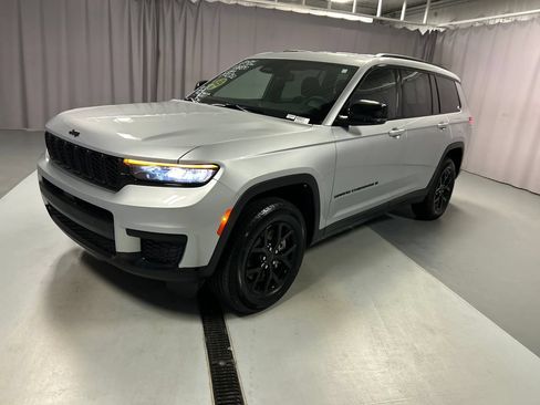 Used 2024 Jeep Grand Cherokee L Laredo AWD/4WD image 3