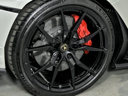 Used 2017 Lamborghini Aventador S image 16