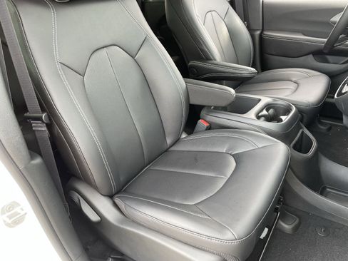 New 2026 Chrysler Voyager LX image 9