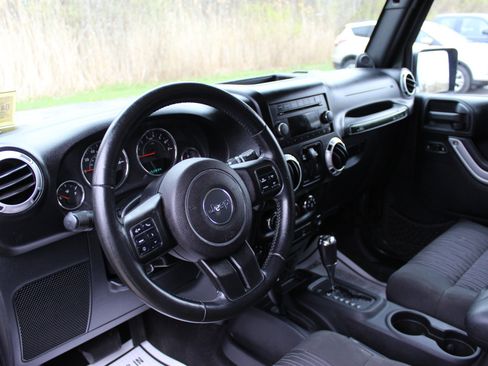 Used 2011 Jeep Wrangler Sahara w/ Connectivity Group AWD/4WD image 16