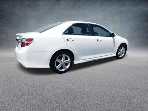 Used 2014 Toyota Camry SE FWD image 3