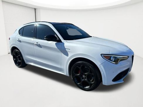 Used 2022 Alfa Romeo Stelvio Veloce AWD/4WD image 3
