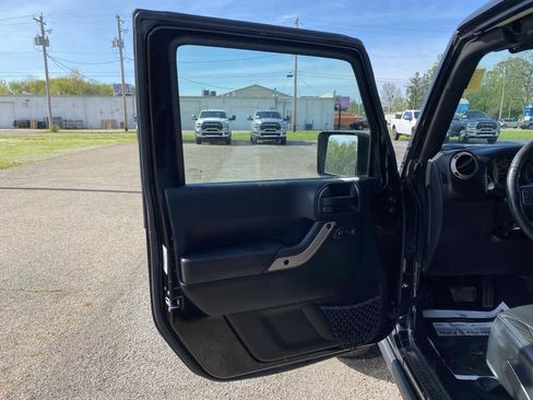 Used 2016 Jeep Wrangler Unlimited Sahara AWD/4WD image 12