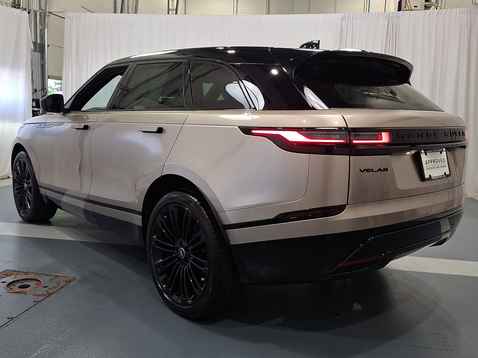 Certified 2026 Land Rover Range Rover Velar Dynamic SE AWD/4WD image 6