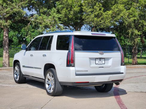 Used 2019 Cadillac Escalade Premium Luxury AWD/4WD image 4