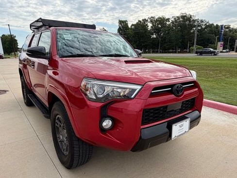 Used 2020 Toyota 4Runner Venture w/ Moonroof Package AWD/4WD image 9