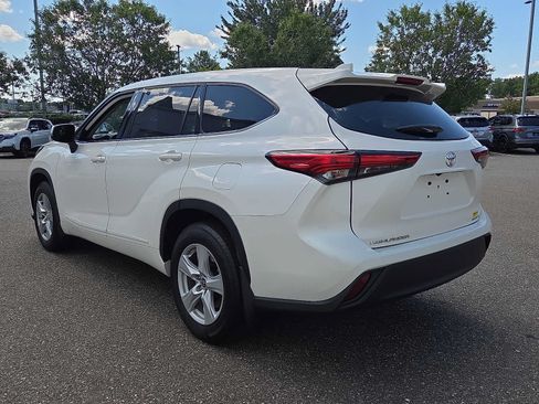 Used 2021 Toyota Highlander LE AWD/4WD image 4