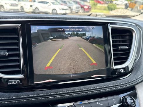 Used 2024 Chrysler Pacifica Limited FWD image 25