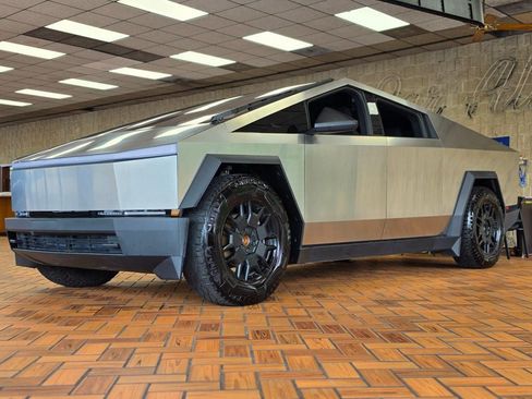 Used 2024 Tesla Cybertruck AWD Crew Cab image 5