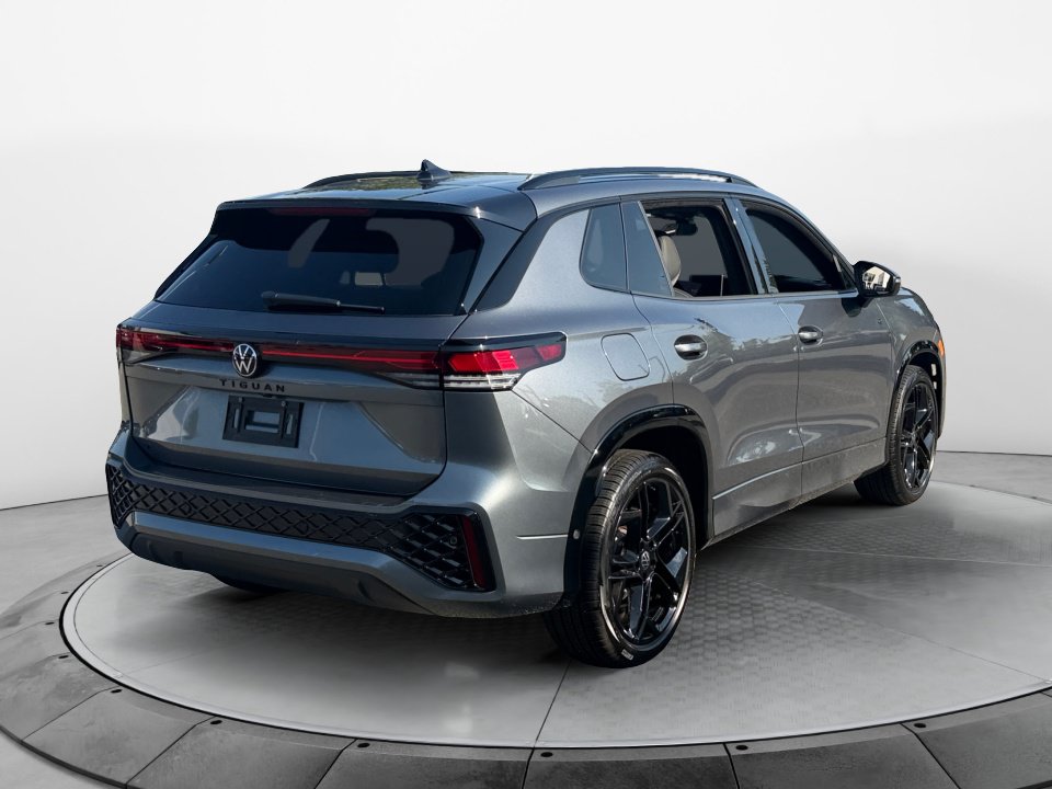 Certified 2026 Volkswagen Tiguan SE R-Line FWD image 7