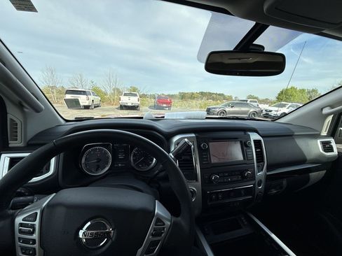 Used 2019 Nissan Titan SV w/ SV Convenience Package image 27