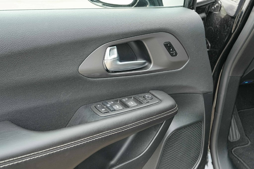 Used 2026 Chrysler Pacifica Select FWD image 27