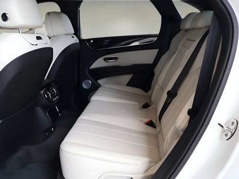 Used 2024 Bentley Bentayga AWD/4WD image 15