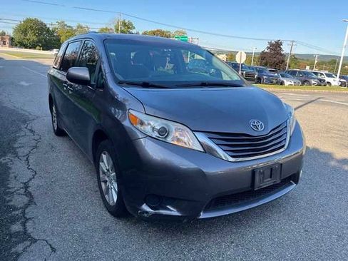 Used 2017 Toyota Sienna LE image 3