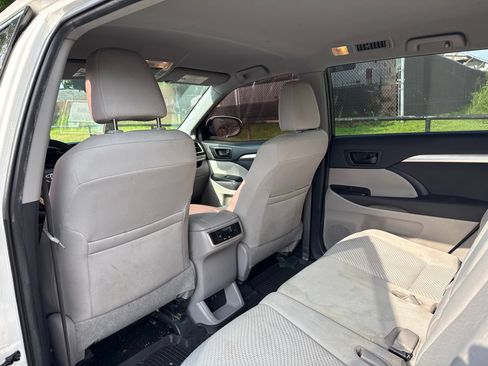 Used 2019 Toyota Highlander LE FWD image 14