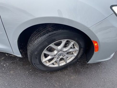 Used 2024 Chrysler Pacifica Touring-L image 28