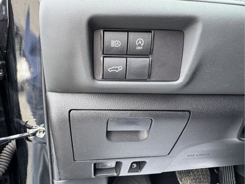 Used 2023 Toyota Highlander XLE AWD/4WD image 19