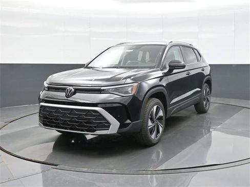 New 2026 Volkswagen Taos SE image 3