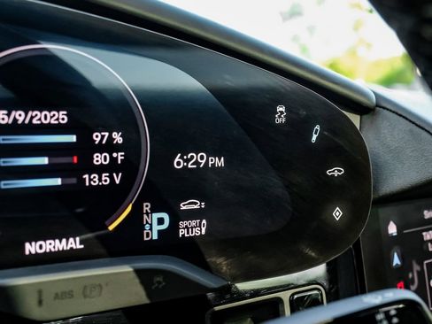 Used 2022 Porsche Taycan image 18