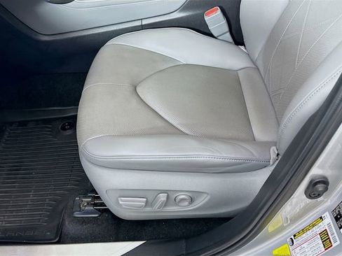 Used 2024 Toyota Highlander Platinum FWD image 25