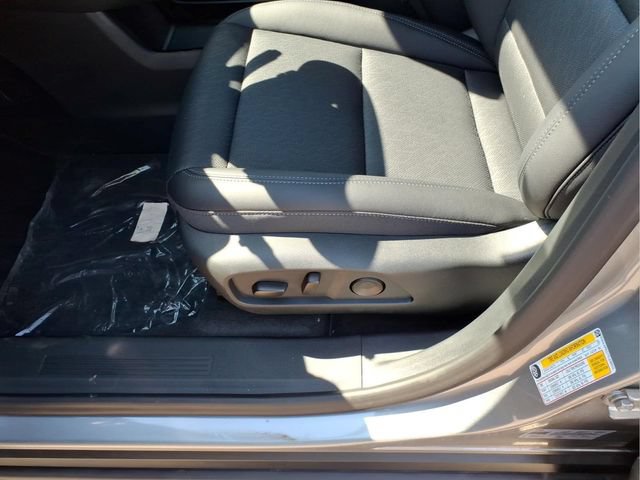 New 2026 Chevrolet Equinox LT w/ Convenience Package II AWD/4WD image 17