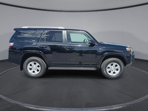 Used 2018 Toyota 4Runner SR5 AWD/4WD image 8