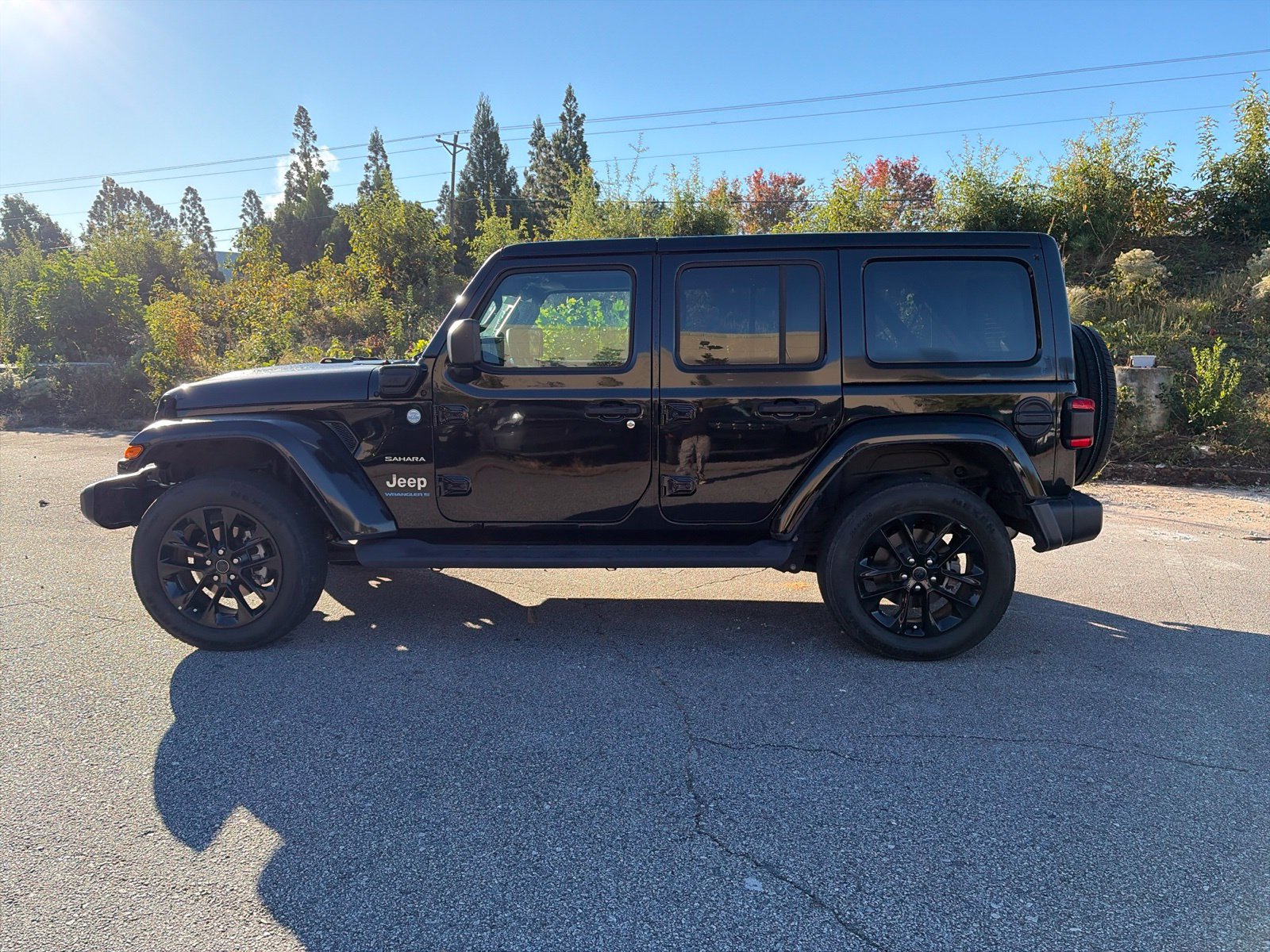 Used 2024 Jeep Wrangler Unlimited Sahara w/ Technology Group AWD/4WD image 3