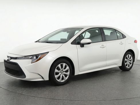 Used 2025 Toyota Corolla LE image 3