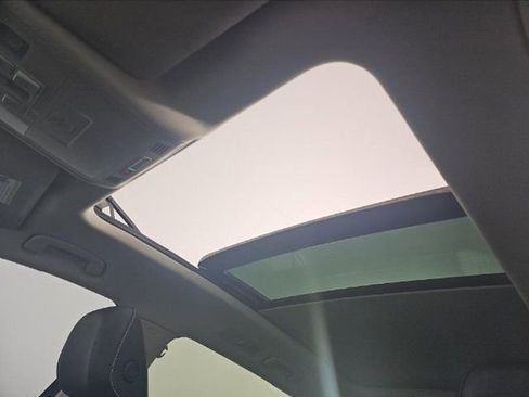 Used 2023 Volkswagen Tiguan SE w/ Panoramic Sunroof Package FWD image 9