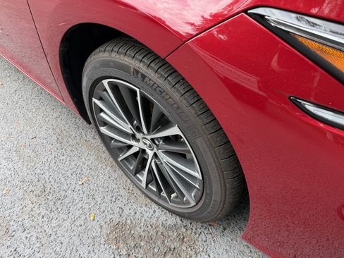 Used 2025 Lexus ES 300h w/ Premium Package FWD image 11