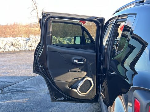 Used 2017 Jeep Renegade Latitude w/ Cold Weather Group image 33