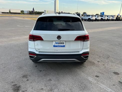 Used 2022 Volkswagen Taos SE FWD image 3