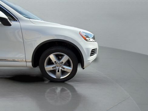 Used 2013 Volkswagen Touareg Sport AWD/4WD image 33