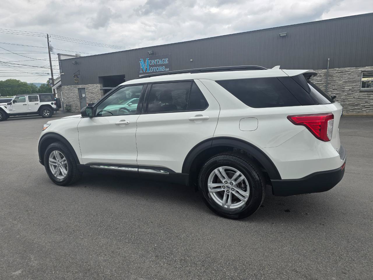 Used 2024 Ford Explorer XLT w/ Class IV Trailer Tow Package AWD/4WD image 4
