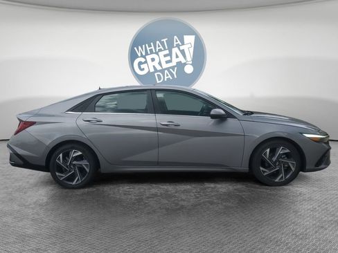 Used 2025 Hyundai Elantra Limited FWD image 2