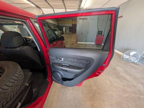 Used 2013 Kia Soul + FWD image 27
