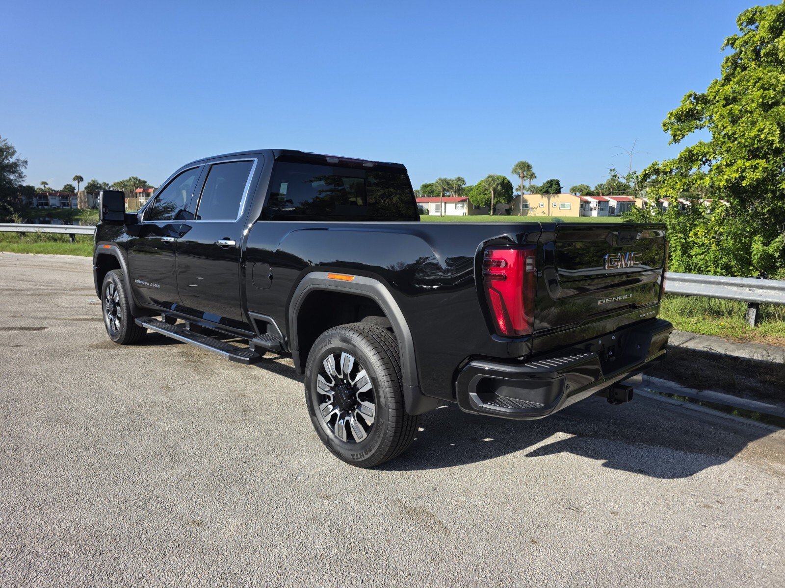 Used 2025 GMC Sierra 2500 Denali w/ Denali Reserve Package AWD/4WD image 2