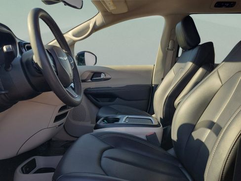 Used 2024 Chrysler Pacifica Touring-L image 22