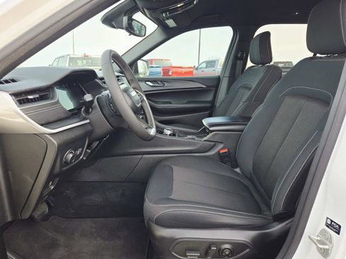 Used 2024 Jeep Grand Cherokee Laredo image 12