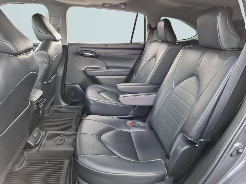 Used 2023 Toyota Highlander XLE FWD image 22