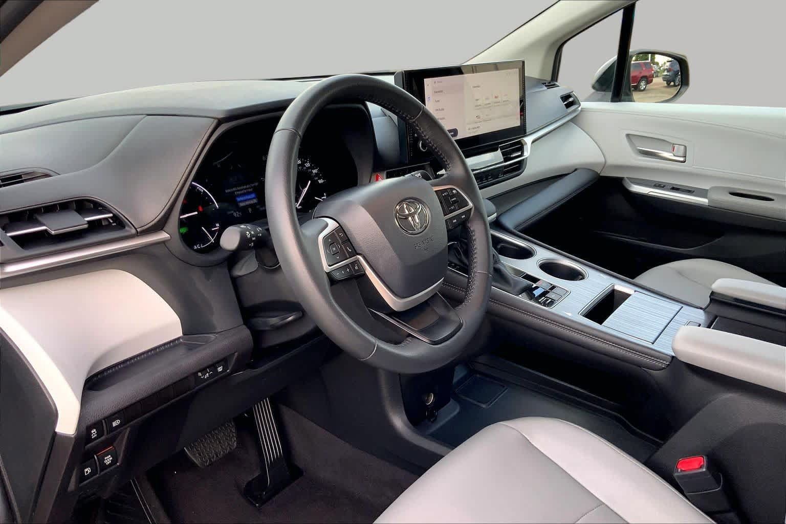 Certified 2025 Toyota Sienna XLE FWD image 17