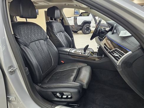 Used 2020 BMW 740i image 21