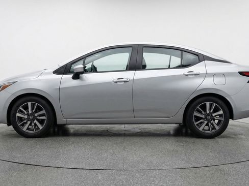 Used 2025 Nissan Versa SV image 5