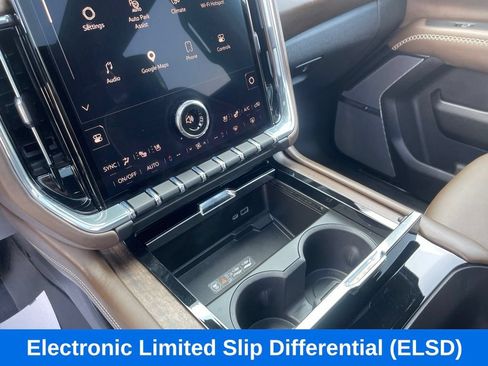 Used 2025 GMC Yukon XL Denali Ultimate AWD/4WD image 17