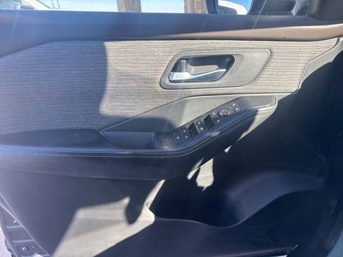 Used 2021 Nissan Rogue SV image 15