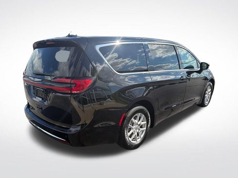 Used 2024 Chrysler Pacifica Touring-L FWD image 8